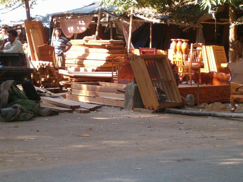 088.JPG - SIEM REAP - vendeur de meubles en teck