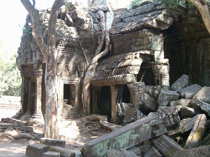 136.JPG - TA PROHM - les fameux arbres qui mangent les ruines du temple