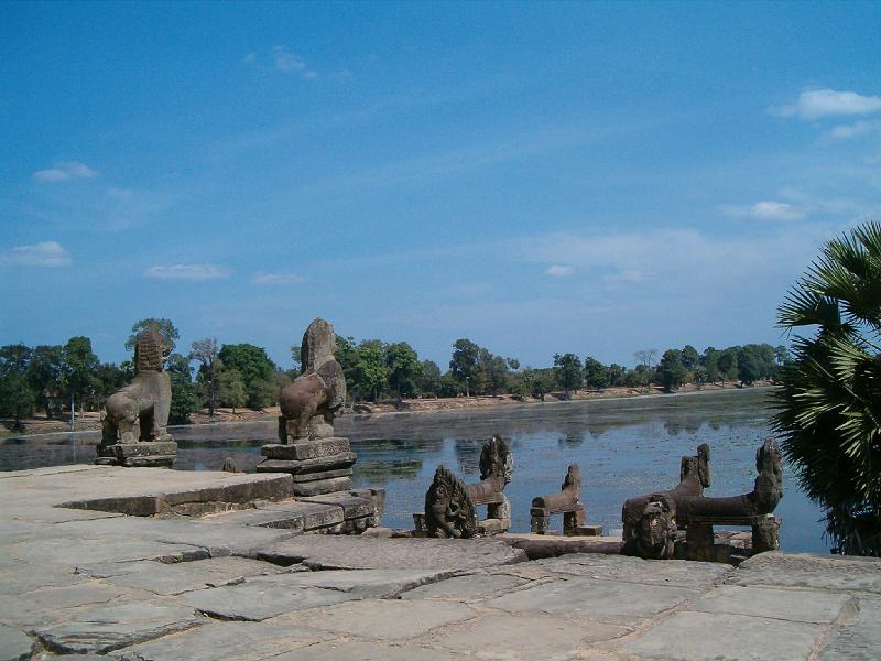145.JPG - PRASAT KRAVAN - devant l'étang qui servait de réserve d'eau et qui permettait d'irriguait les cultures