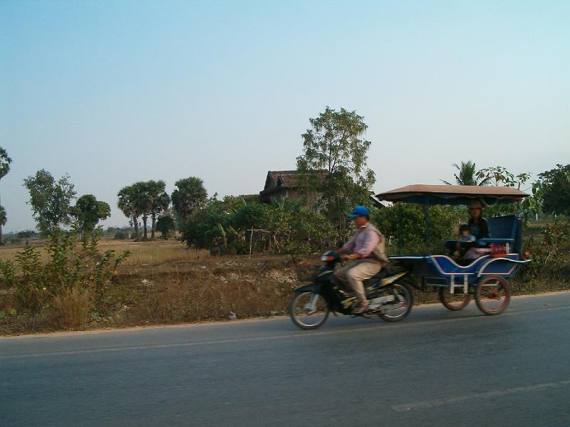 184.JPG - sur la route de ROLUOS - photo prise à l'arrière d'une moto
