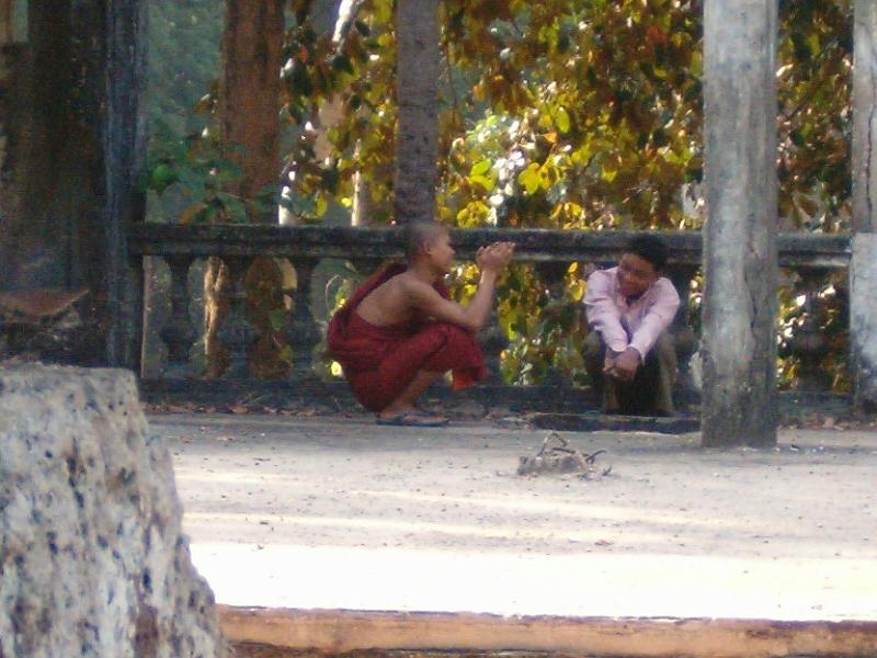 194.JPG - BAKONG - des jeunes en pleine discussion
