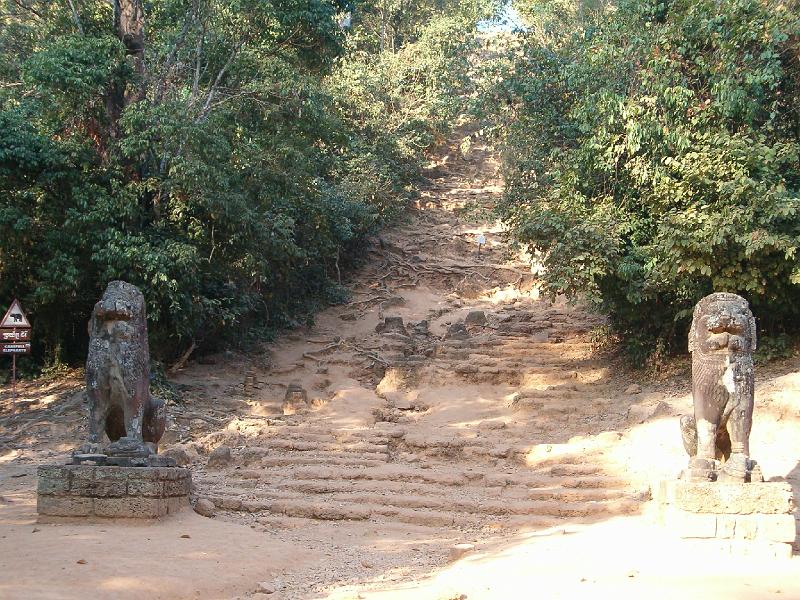 203.JPG - PHNOM BAKHENG - d'en haut on peut admirer le lever ou le coucher du soleil